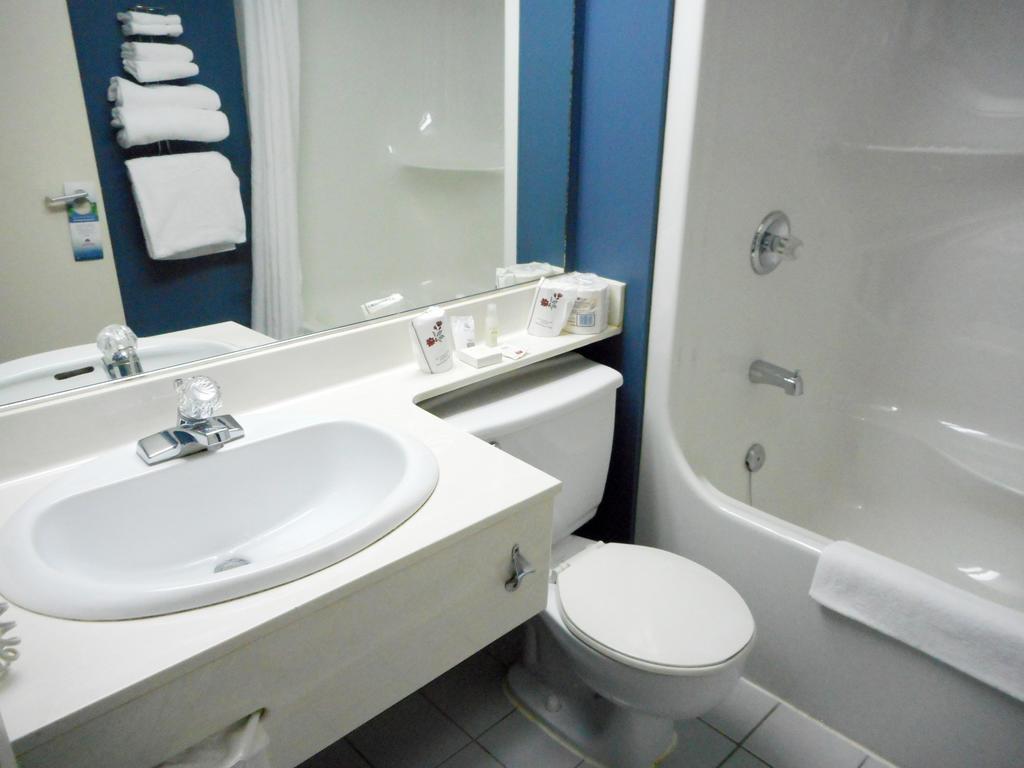 Repotel Aeroport Quebec Esterno foto
